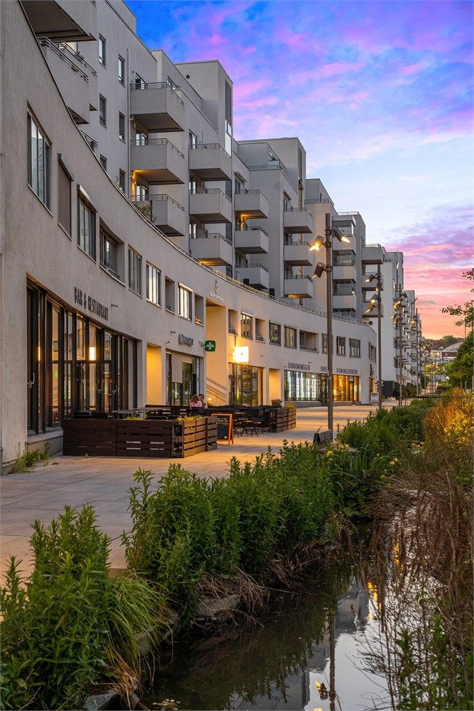 Langs Gladengveien finner man blant annet frisør, Apotek og restauranten Safe as Milk og Kiwi