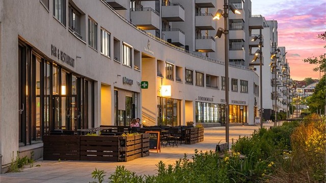 Langs Gladengveien finner man blant annet frisør, Apotek og restauranten Safe as Milk og Kiwi