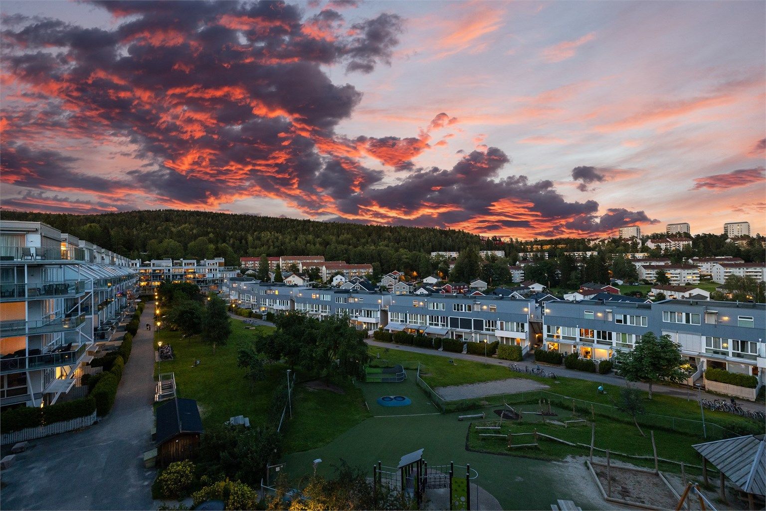 Setter du pris på umiddelbar nærhet til marka og enkel adkomst til sentrum? Da er Årvollskogen et fantastisk alternativ! - her snakker vi hverdagsidyll året rundt!