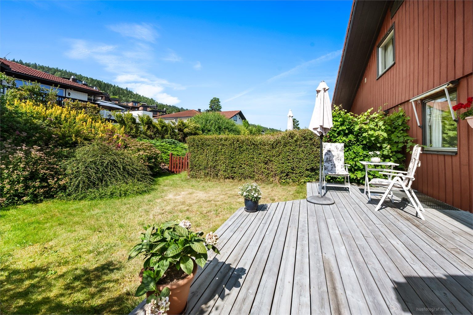 Her kan solen nytes fra ca. 10:00 til 21:00 (midtsommerstid) iflg. selger.
