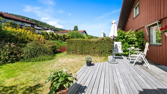 Her kan solen nytes fra ca. 10:00 til 21:00 (midtsommerstid) iflg. selger.
