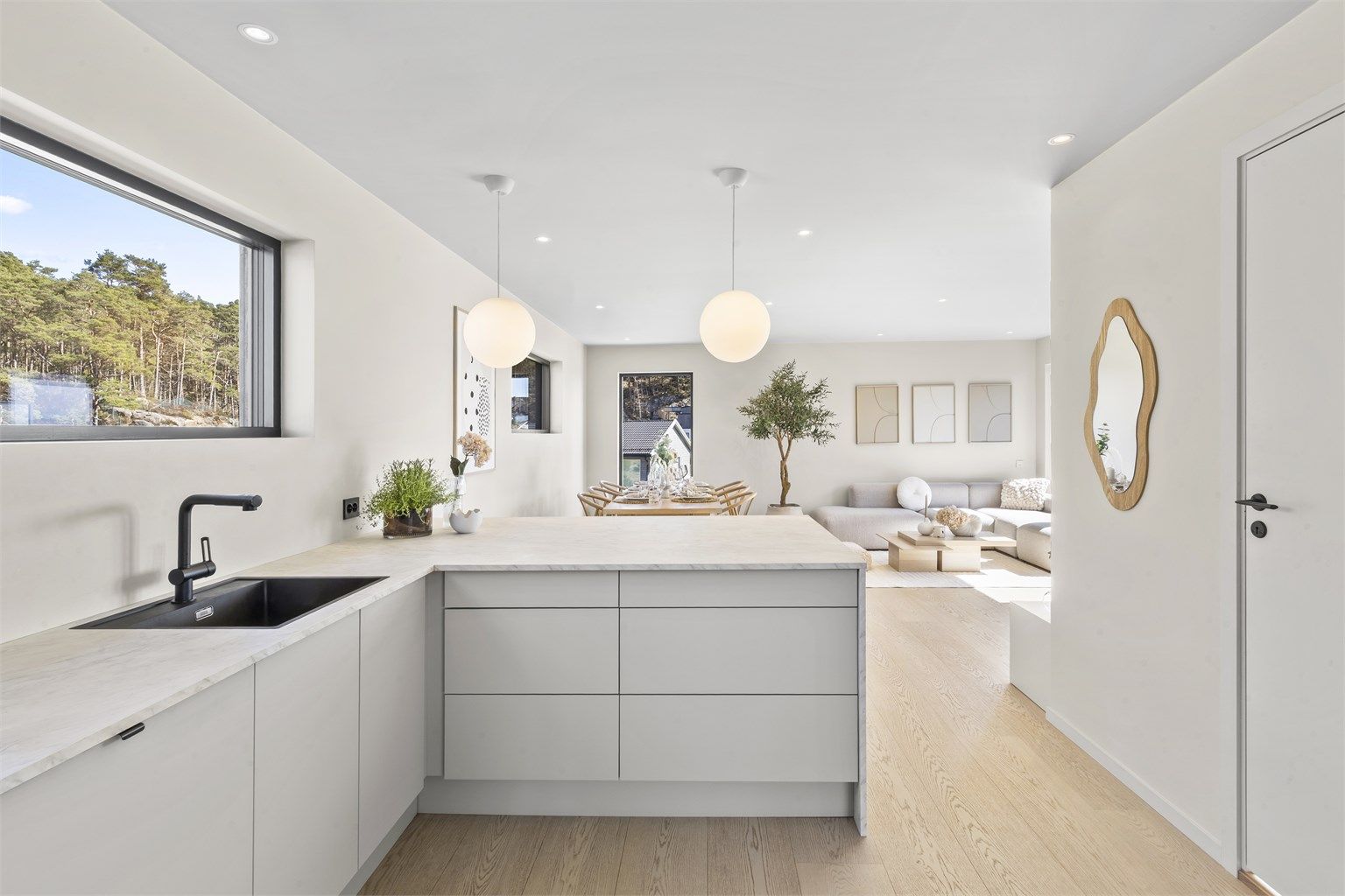 Lekkert åpent kjøkken mot stue.