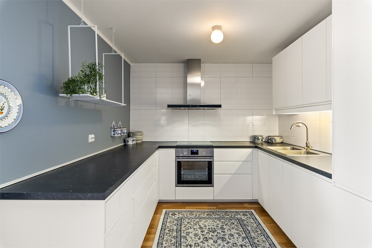 Integrert platetopp, komfyr, oppvaskmaskin samt kjøleskap medfølger. 