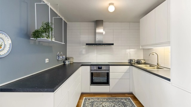 Integrert platetopp, komfyr, oppvaskmaskin samt kjøleskap medfølger.