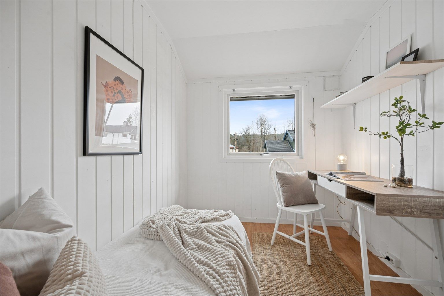 Soverom nr. 2 - et fint og lyst rom med plass til seng, skrivepult og klesoppbevaring. 