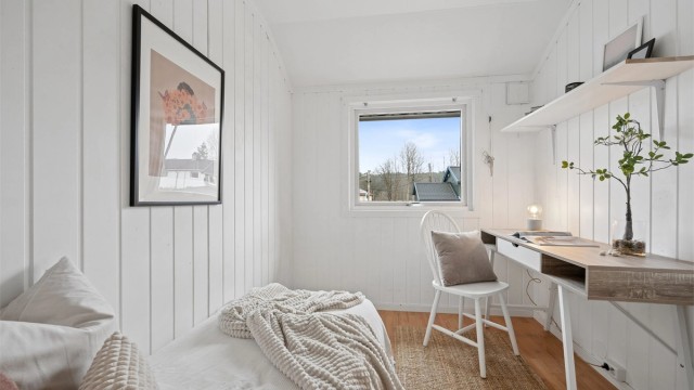 Soverom nr. 2 - et fint og lyst rom med plass til seng, skrivepult og klesoppbevaring.