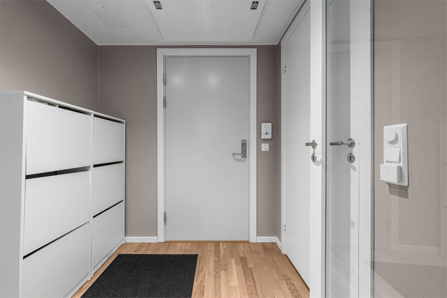 Entré med plass til å henge fra seg yttertøyet.