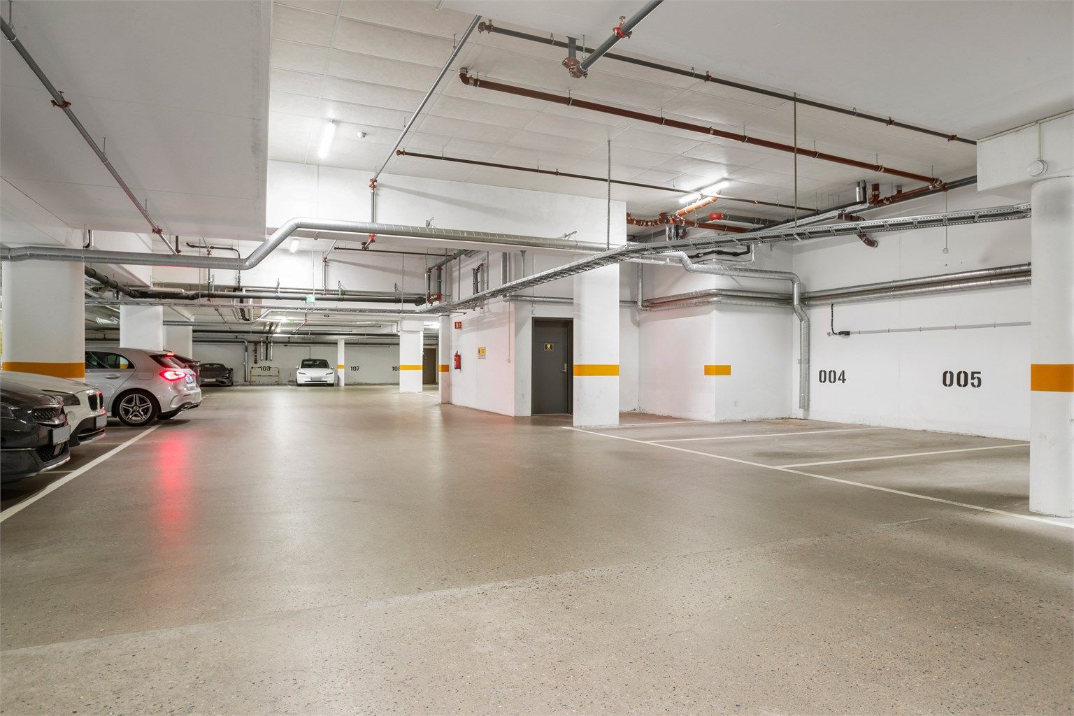 Egen parkeringsplass i felles garasjeanlegg med mulighet for elbil-lader.