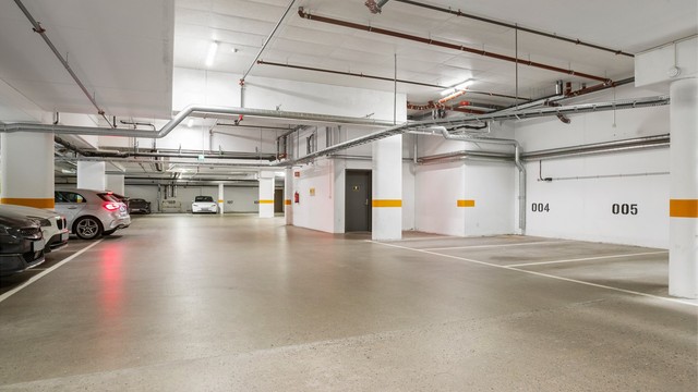 Egen parkeringsplass i felles garasjeanlegg med mulighet for elbil-lader.