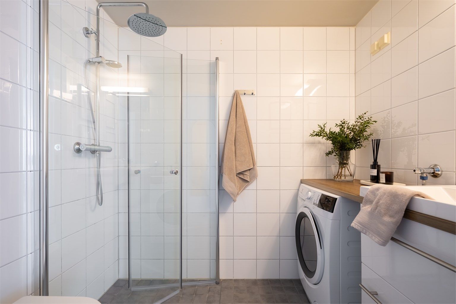 Tidløst bad fra 2005 i hoveddel. Varmekabler i gulvet og opplegg for vaskemaskin.