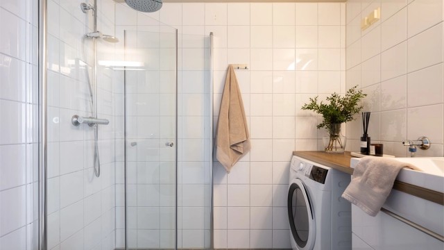 Tidløst bad fra 2005 i hoveddel. Varmekabler i gulvet og opplegg for vaskemaskin.