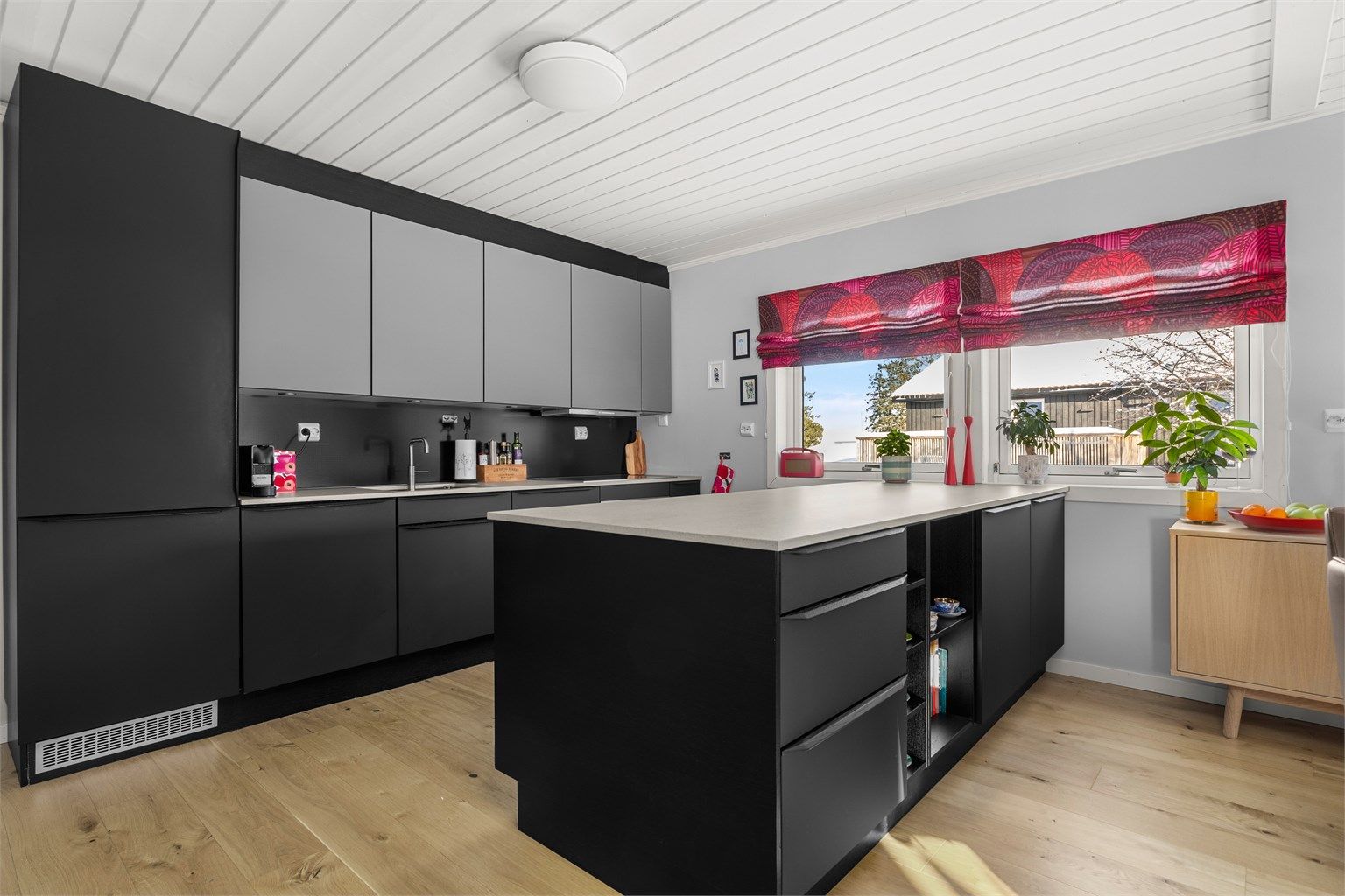 Oppgradert HTH-kjøkken fra 2018 med kjøkkenøy som gir ekstra benkeplass og en sosial møteplass i rommet. Praktisk utforming med gode arbeidsflater og rikelig med oppbevaring.