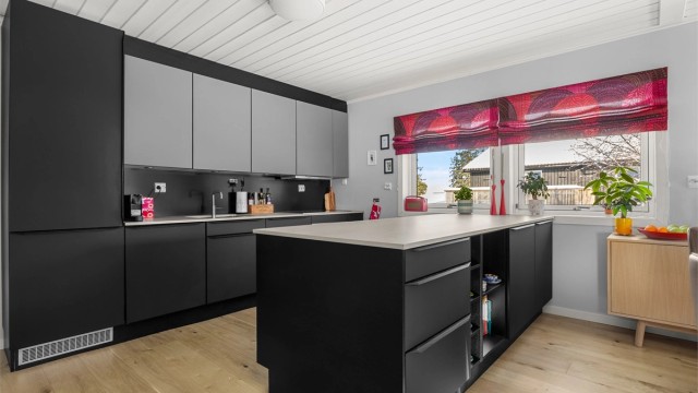 Oppgradert HTH-kjøkken fra 2018 med kjøkkenøy som gir ekstra benkeplass og en sosial møteplass i rommet. Praktisk utforming med gode arbeidsflater og rikelig med oppbevaring.