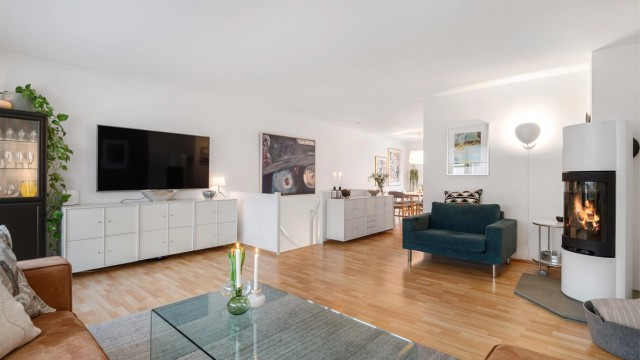 Stua fikk et nytt og flott ildsted installert i 2015.