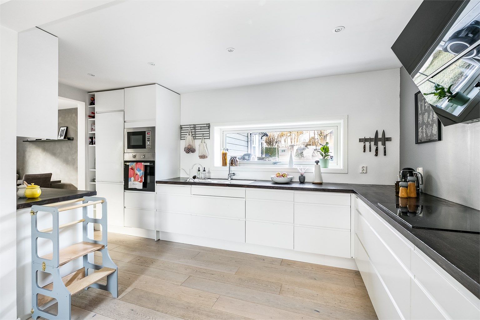 Tronvikveien 7 formidles av Krogsveen.
Kjøkkenet har innredning fra Epoq som ble installert i 2014 og i dag er stedvis brukspreget, men funksjonelt.