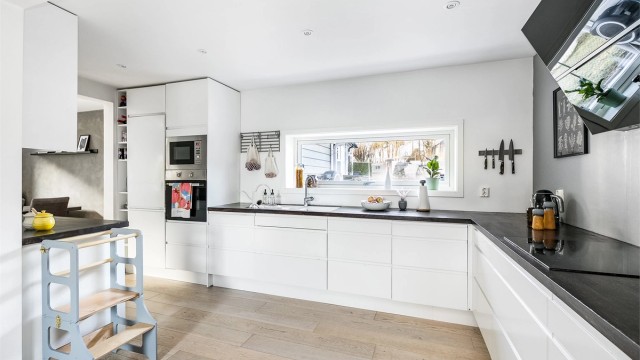 Tronvikveien 7 formidles av Krogsveen.
Kjøkkenet har innredning fra Epoq som ble installert i 2014 og i dag er stedvis brukspreget, men funksjonelt.