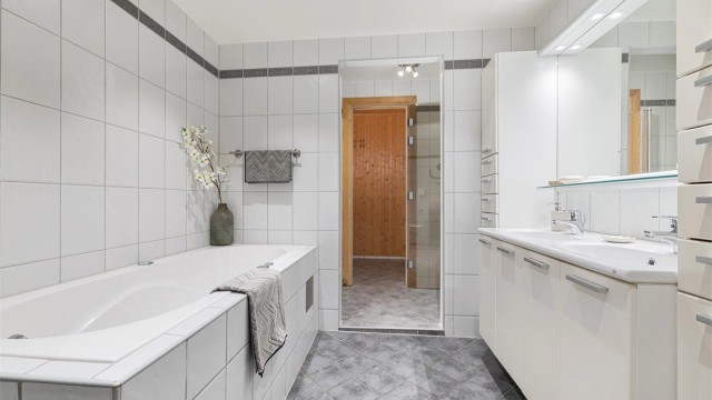 Hovedbadet er utstyrt med badekar, dobbel servant og adkomst til badstue.