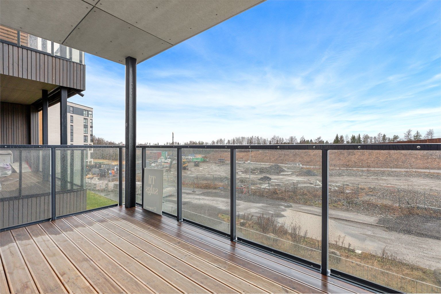 Balkongen har god plass til en sittegruppe og har gode lysforhold på ettermiddagen.