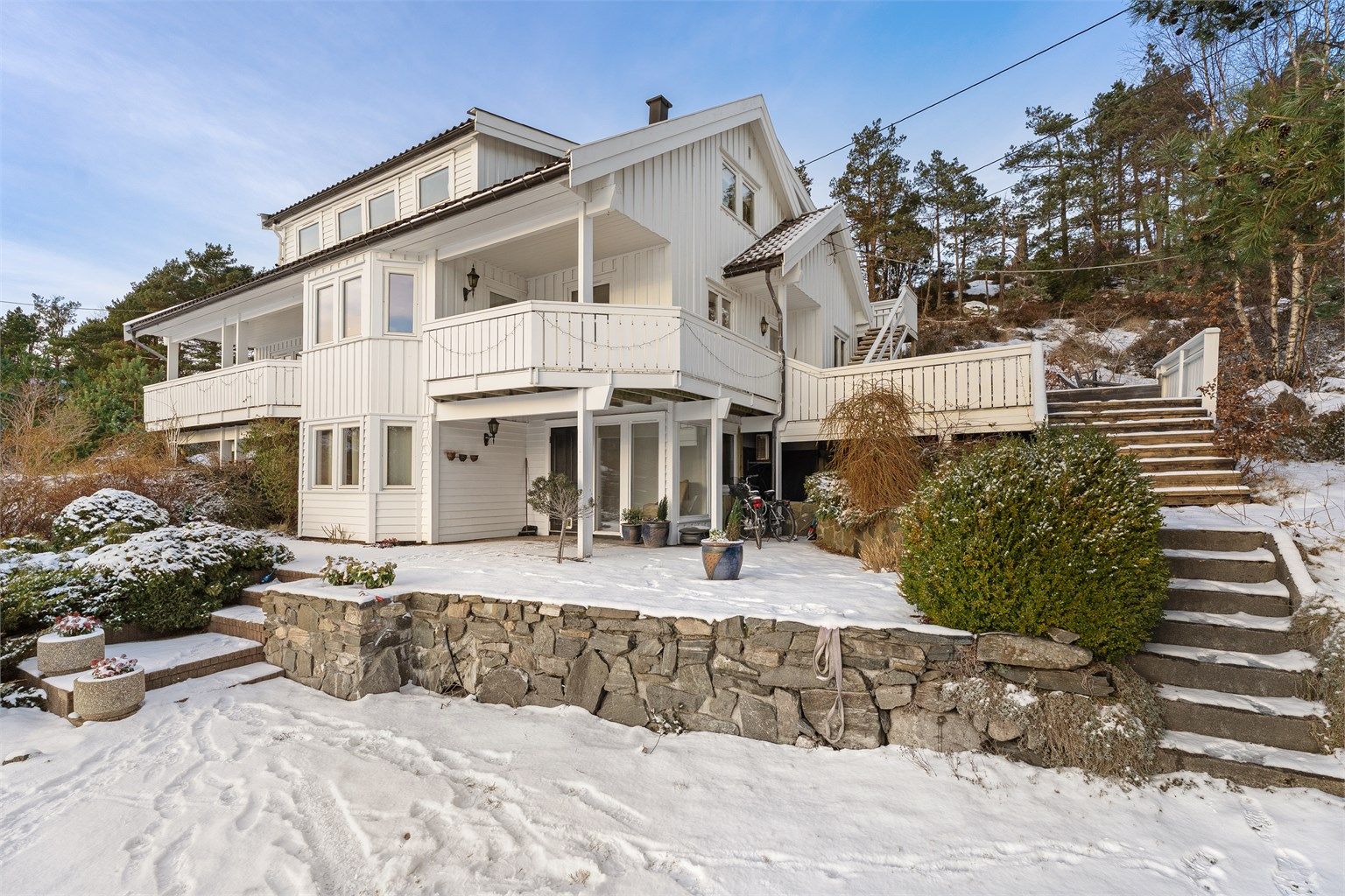 Romslige utearealer med flere gode oppholdsplasser.