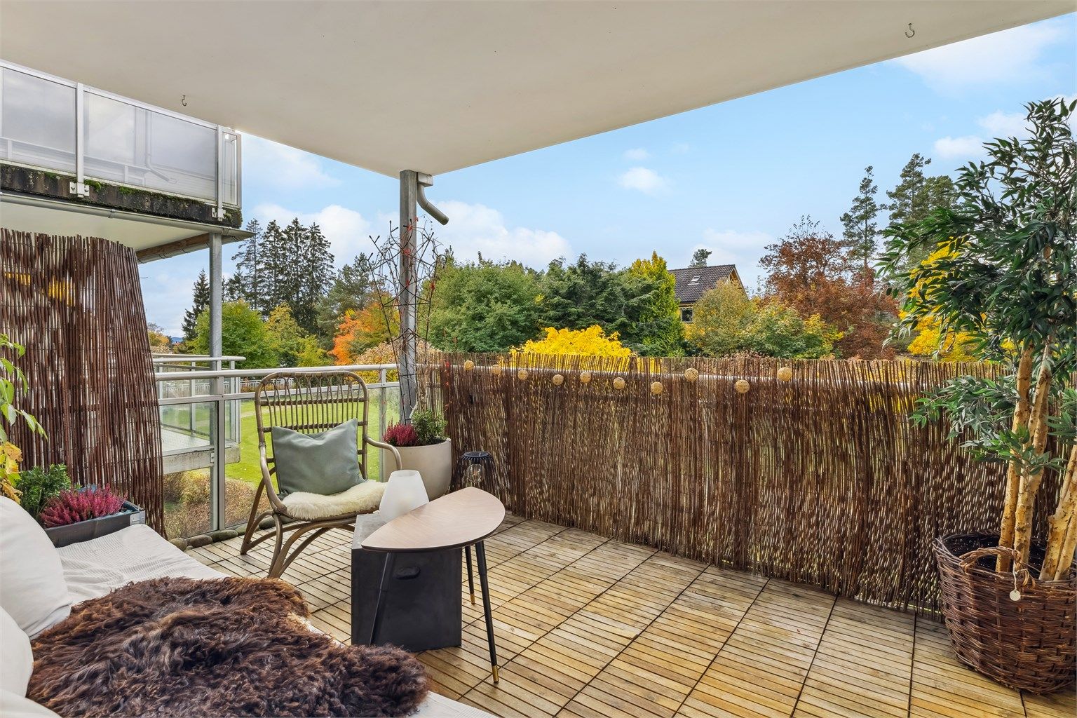 Høye balkongvegger som skjermer for innsyn, og det er sol på balkongen fra 13.30 til rett før solnedgang på sommeren. Det medfølger skillevegger til venstresiden av balkongen 