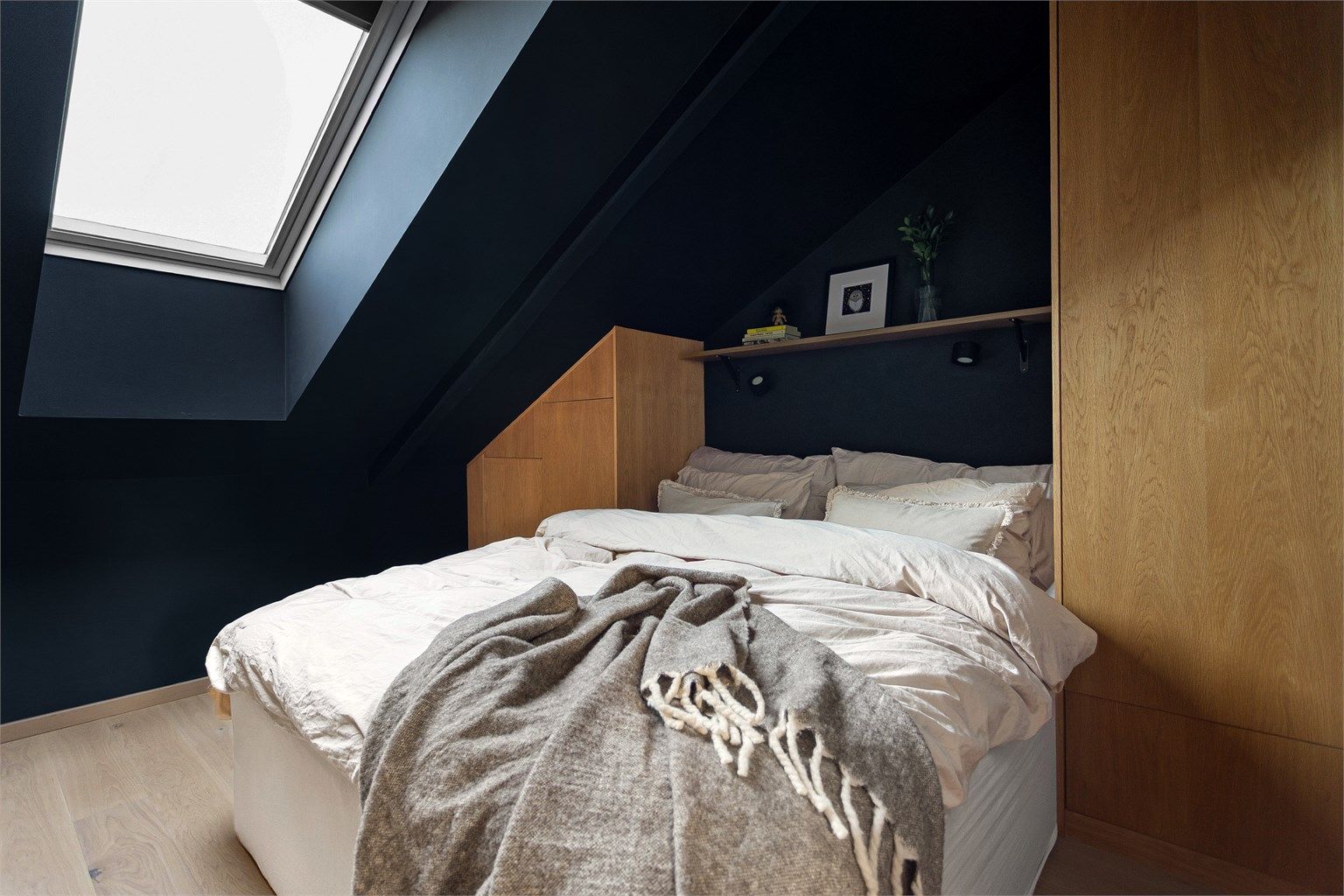 Hovedsoverommet er romslig, med sjarmerende skråtak og takvinduer som gir en lun stemning