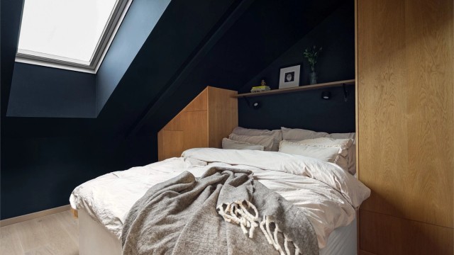Hovedsoverommet er romslig, med sjarmerende skråtak og takvinduer som gir en lun stemning