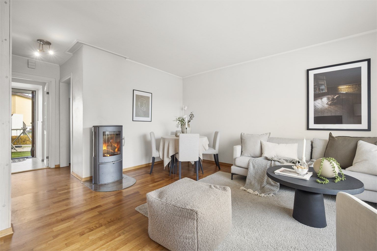 I stuen er det satt inn rentbrennende vedovn fra 2007. 
Mange naboer har revet ned veggen mellom kjøkken og stue. 