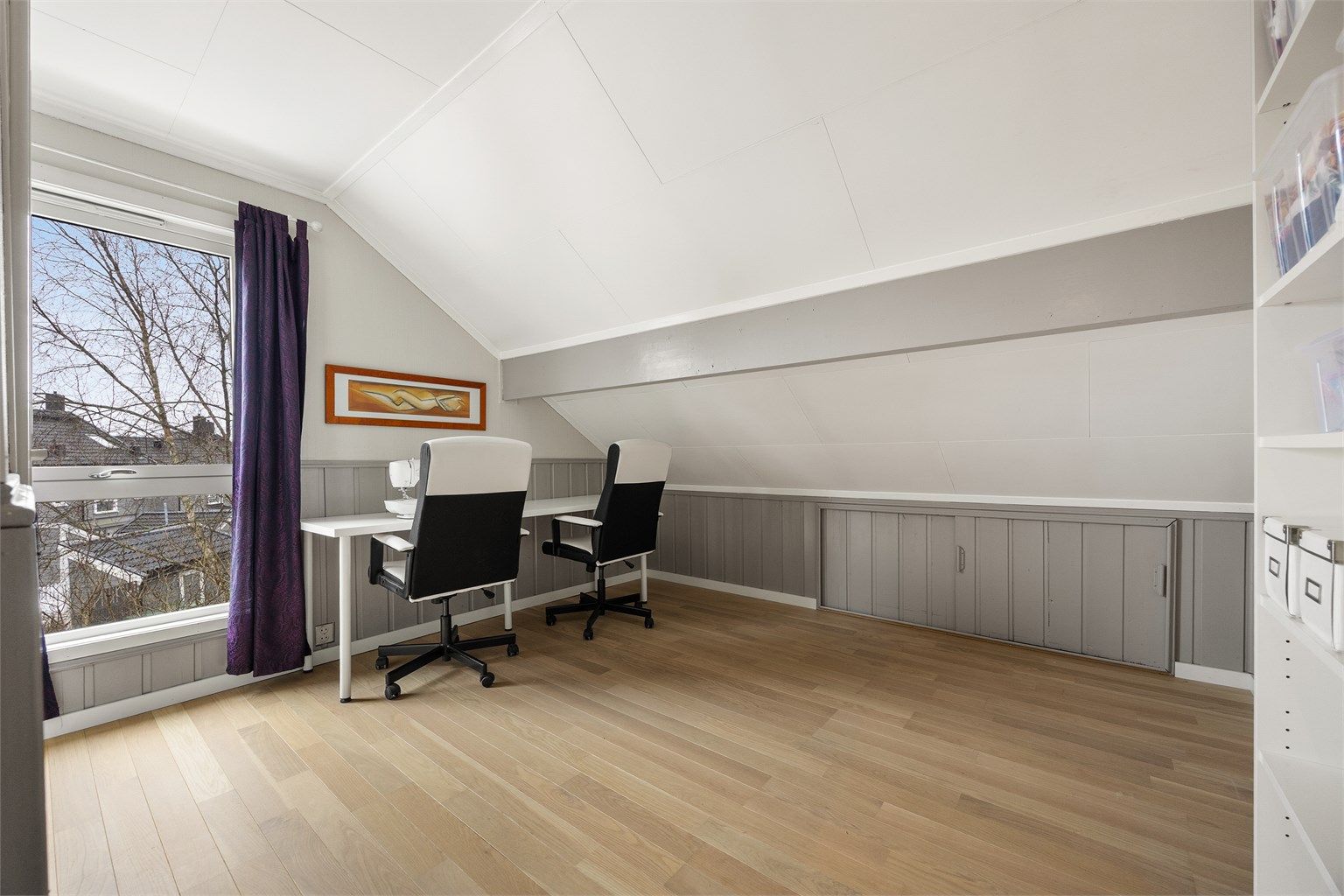 Den fleksible planløsningen i andre etasje gir rom for en praktisk kontorplass