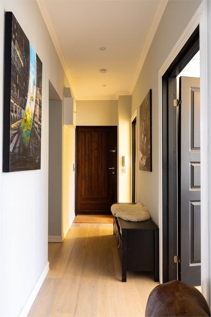 Romslig entré med god plass for klesoppheng og oppbevaring av sko.