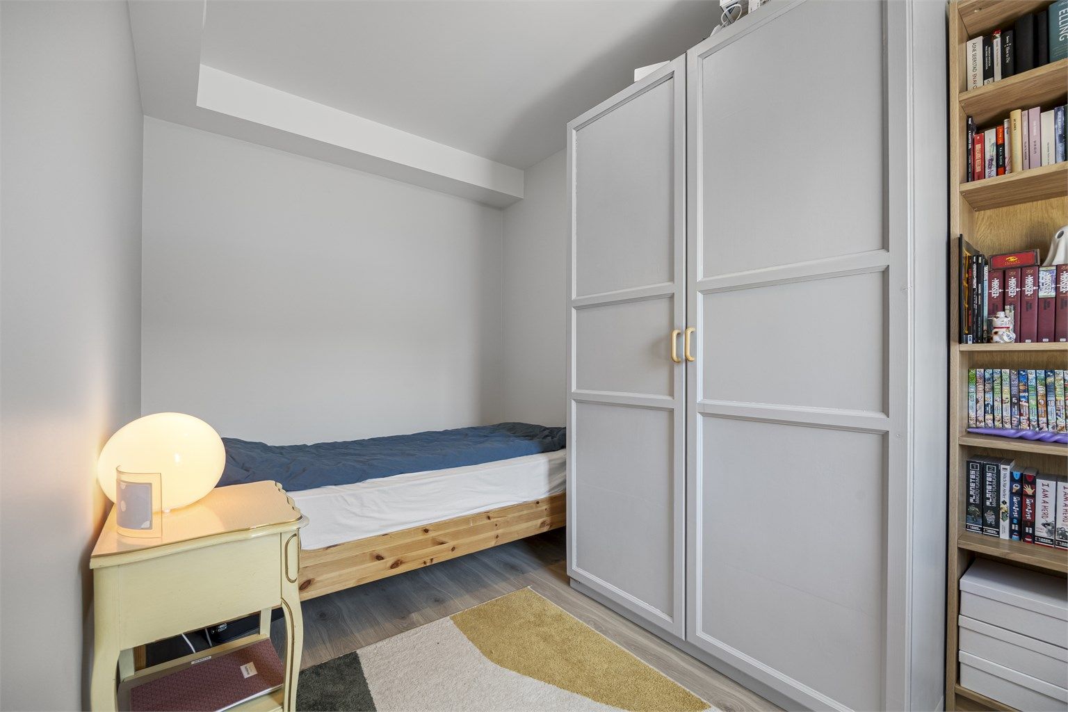 Soverom med plass til seng og garderobeløsning.