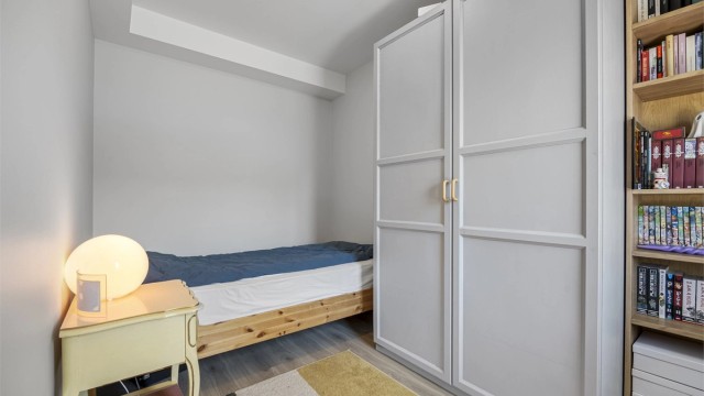 Soverom med plass til seng og garderobeløsning.