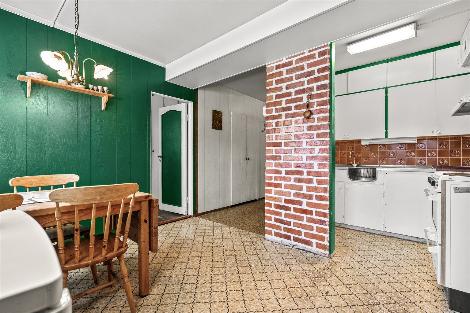 Kjøkken - lukket kjøkkenløsning med plass til spisebord