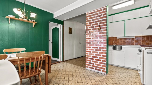 Kjøkken - lukket kjøkkenløsning med plass til spisebord