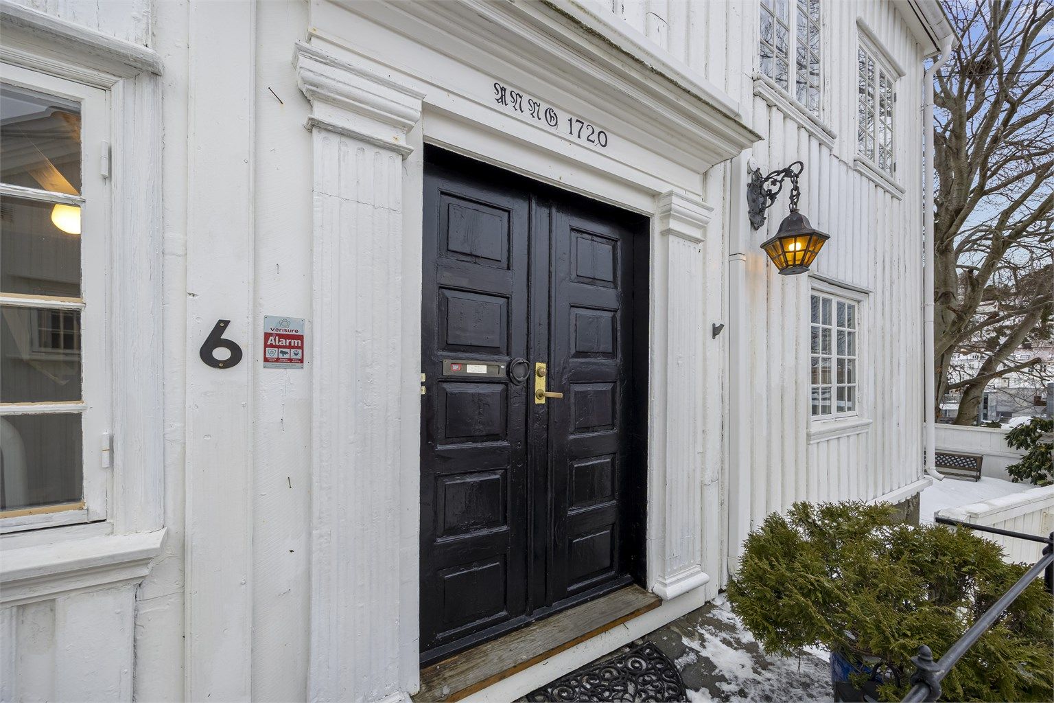 Boligen bærer en lang historie hele 300 år tilbake i tid-oppført i 1720, 3 år før Arendal by fikk status som kjøpested og er en av de eldste i byen. 