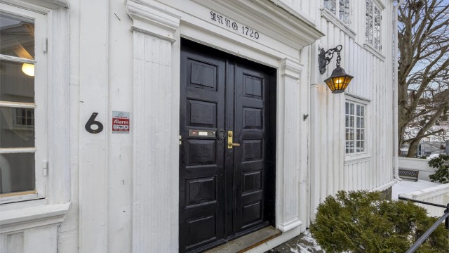 Boligen bærer en lang historie hele 300 år tilbake i tid-oppført i 1720, 3 år før Arendal by fikk status som kjøpested og er en av de eldste i byen.