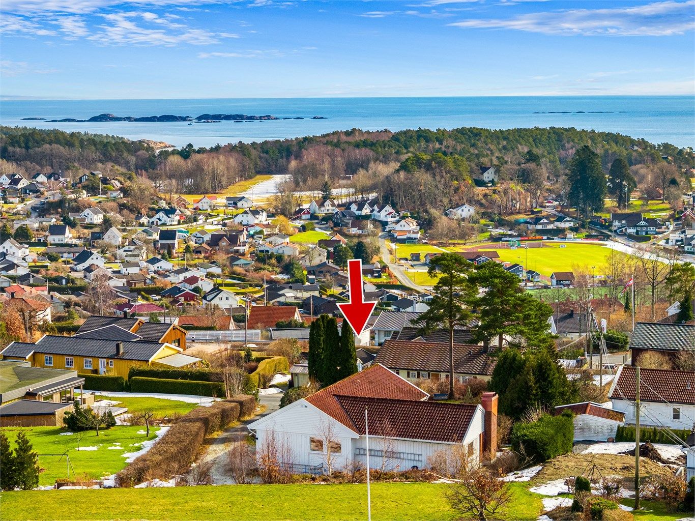 I utsikten kan man se store, flotte skip passere i skipsleia.