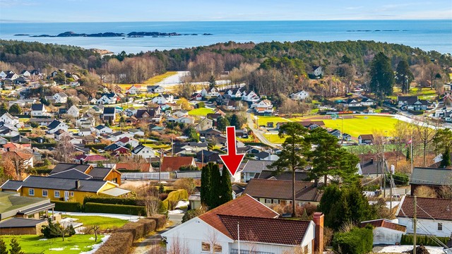 I utsikten kan man se store, flotte skip passere i skipsleia.