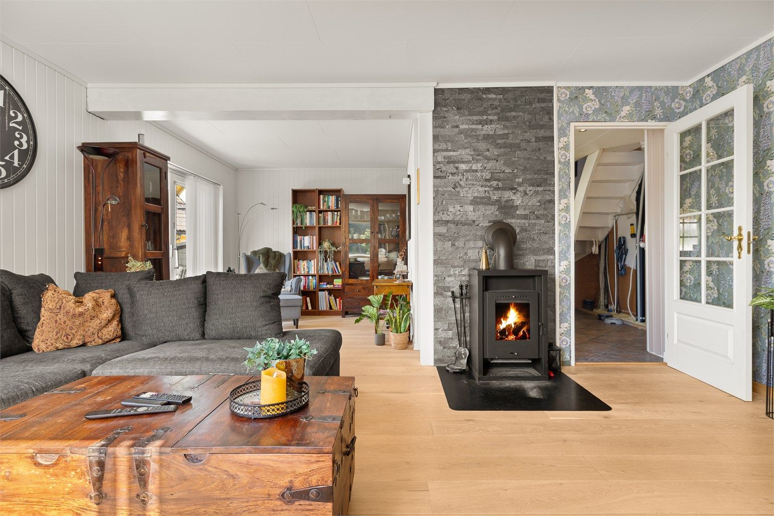 Stuen er utstyrt med en peisovn som gir ekstra varme og hygge.