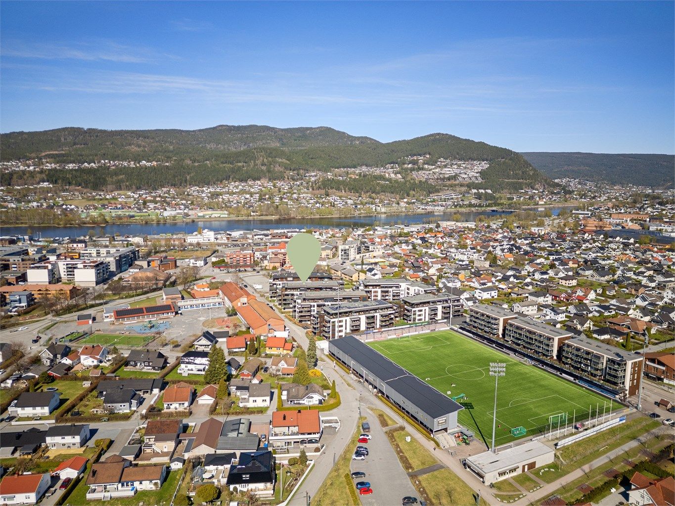 Her bor du med umiddelbar nærhet til alt Mjøndalen sentrum har å by på av butikker, servicetilbud og fritidsaktiviteter.