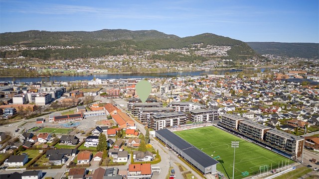 Her bor du med umiddelbar nærhet til alt Mjøndalen sentrum har å by på av butikker, servicetilbud og fritidsaktiviteter.