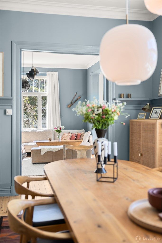 En pen og gjennomført villa der overflater og innredning er holdt i en klassisk og moderne stil, hvor det er lagt stor vekt på å bevare husets klassiske karakter og sjarme