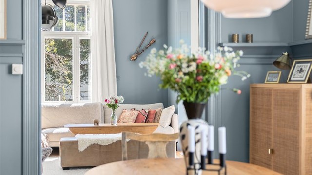 En pen og gjennomført villa der overflater og innredning er holdt i en klassisk og moderne stil, hvor det er lagt stor vekt på å bevare husets klassiske karakter og sjarme