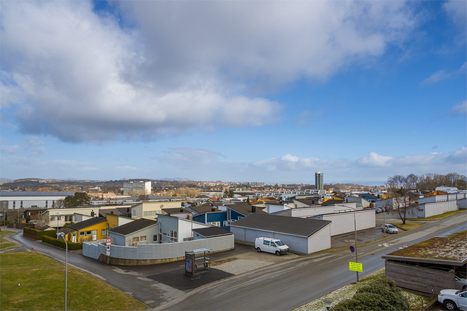 Fin utsikt fra leiligheten mot Eiganes, Store Stokkavann, Tjensvoll m.m.
