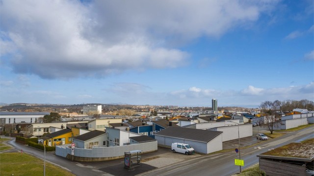 Fin utsikt fra leiligheten mot Eiganes, Store Stokkavann, Tjensvoll m.m.