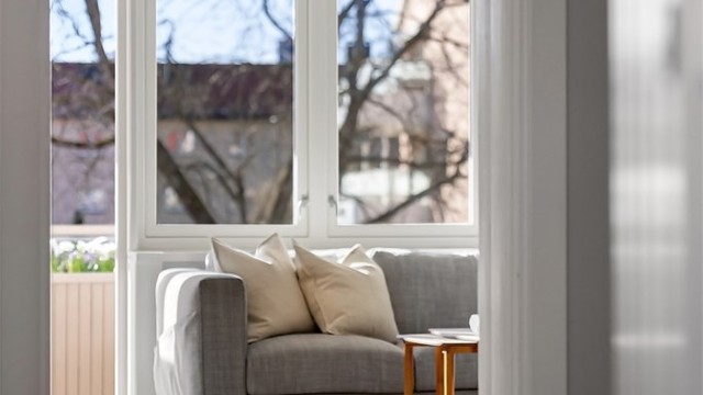 Leiligheten ligger i 2. etasje med en skjermet og tilbaketrukket intern beliggenhet.