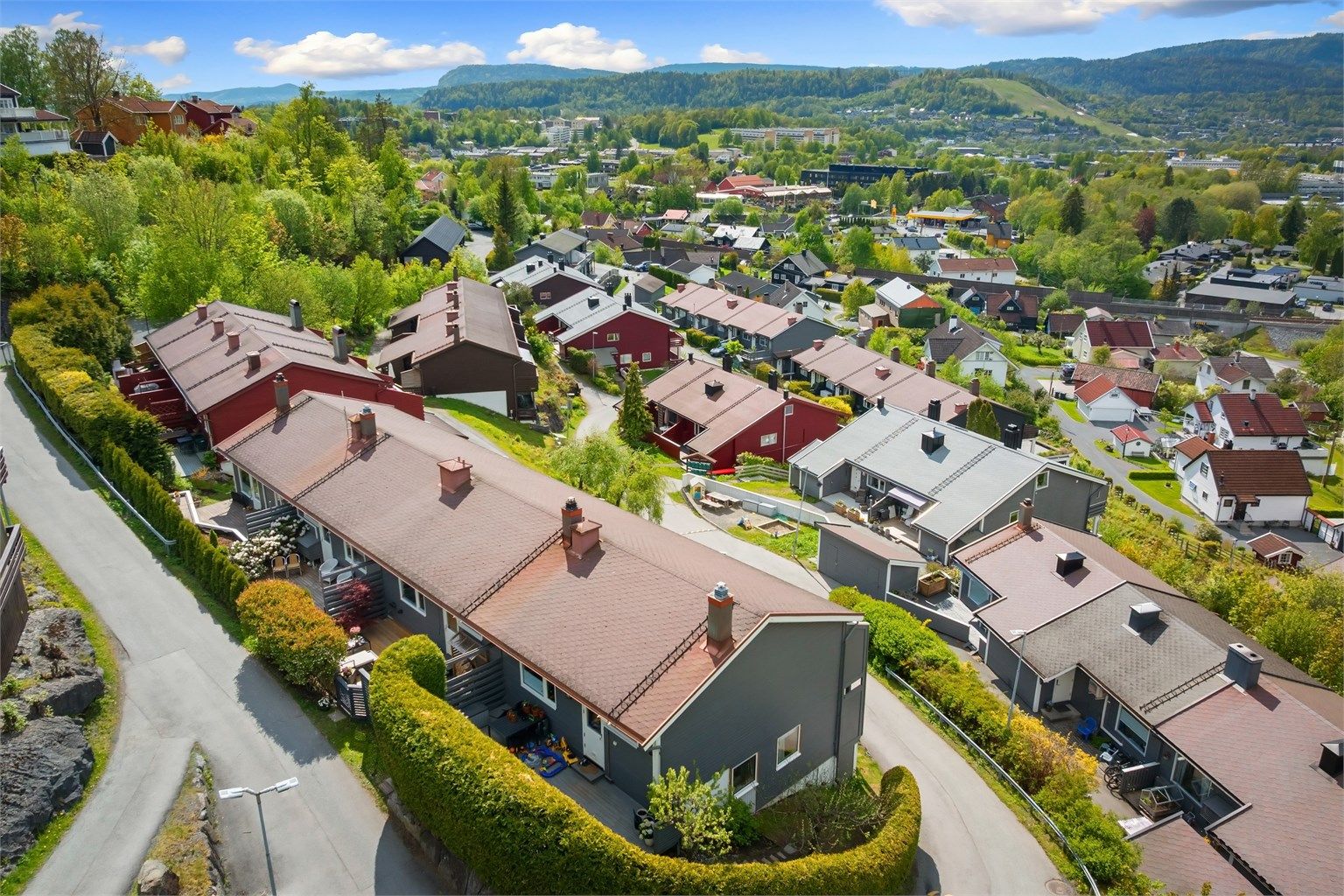Boligen ligger høyt og fritt med grønne omgivelser.