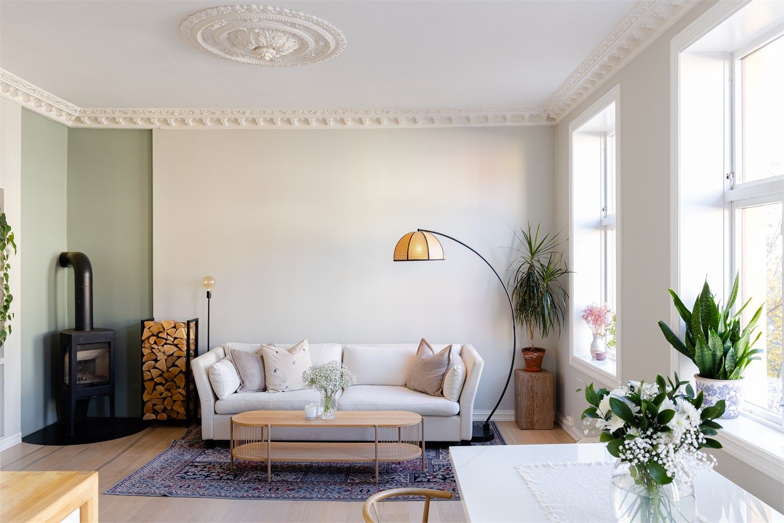 Du vil garantert sette pris på peisen, som varmer godt i kaldere årstider i tillegg til å gi leiligheten en lun atmosfære.