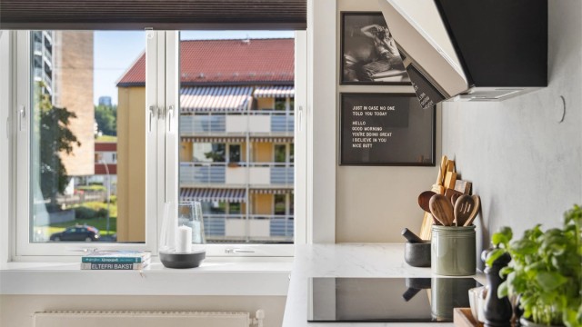 Praktisk kjøkken med integrert oppvaskmaskin, stekeovn, platetopp og kjøl/frys