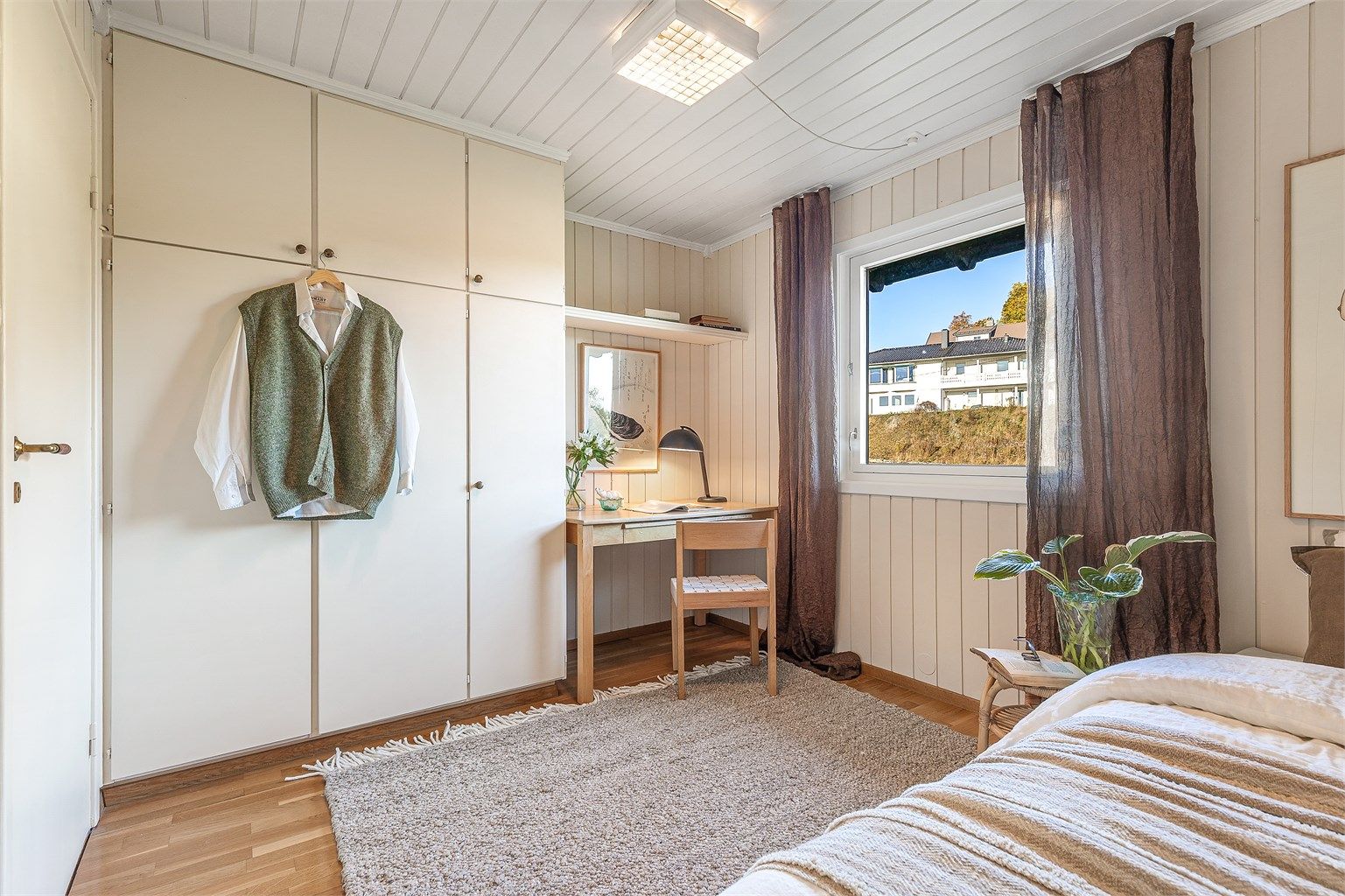 Det andre soverommet i første etasje har plassbygd skap og god plass til seng og skrivebord i tillegg til dette.