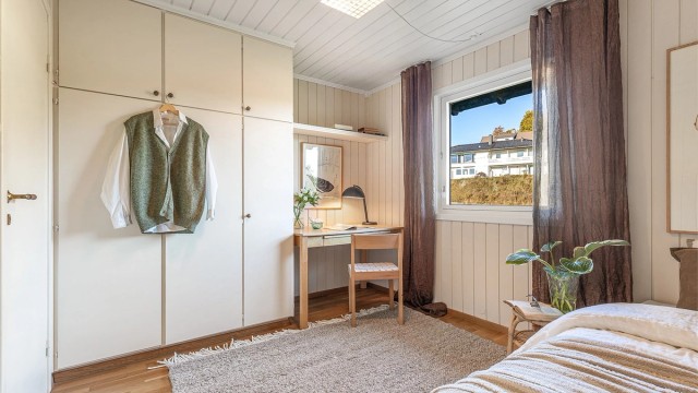 Det andre soverommet i første etasje har plassbygd skap og god plass til seng og skrivebord i tillegg til dette.